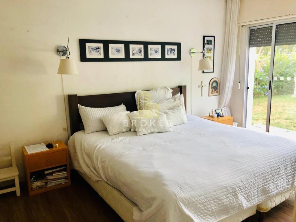 Alquiler anual de amplia y moderna casa en barrio