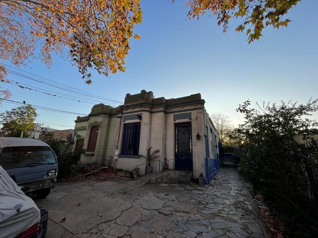 Gran casa de 10 ambientes, 4 baños, gran frente y fondo, es