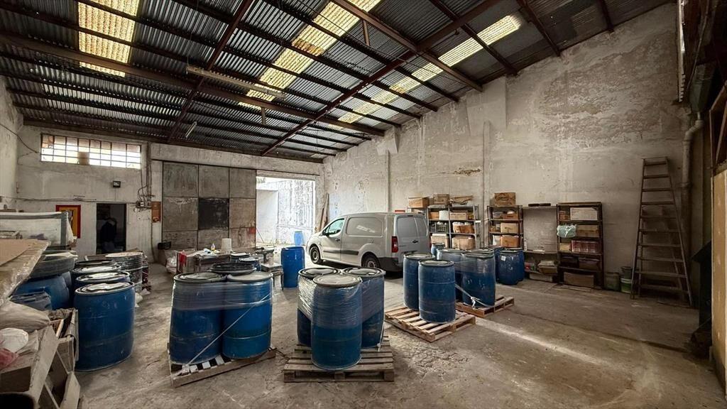 Proximo Gral Flores y Propios, deposito Oficinas, 330 m2,