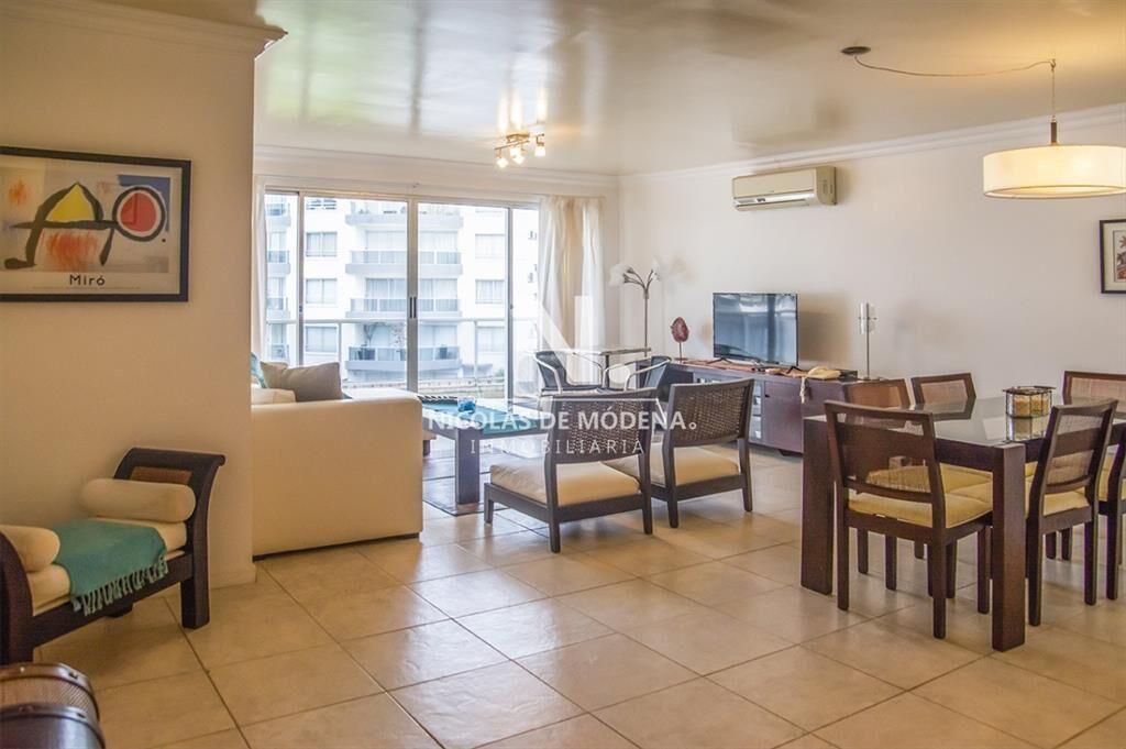 Departamento en venta a metros de Playa Mansa