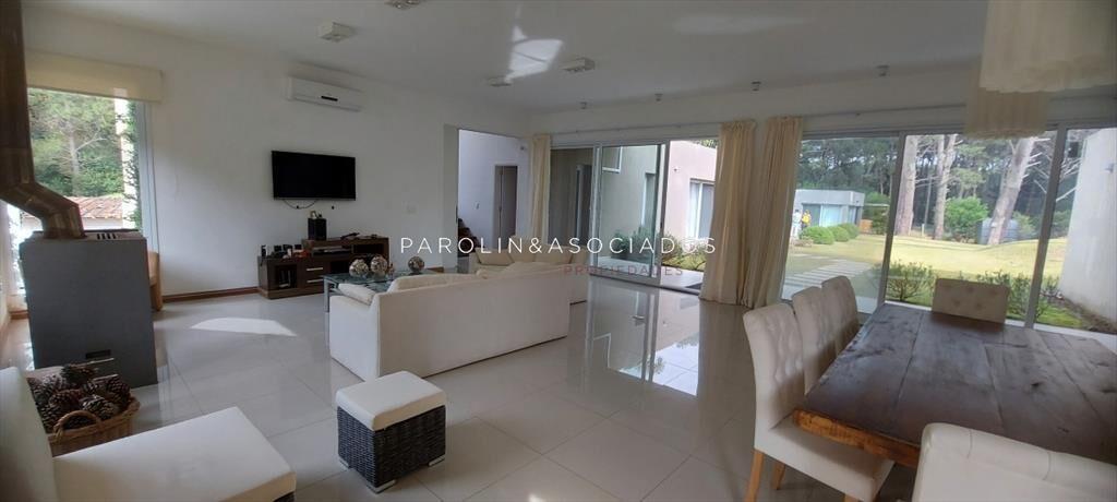 Preciosa casa en venta en Club del lago, Punta