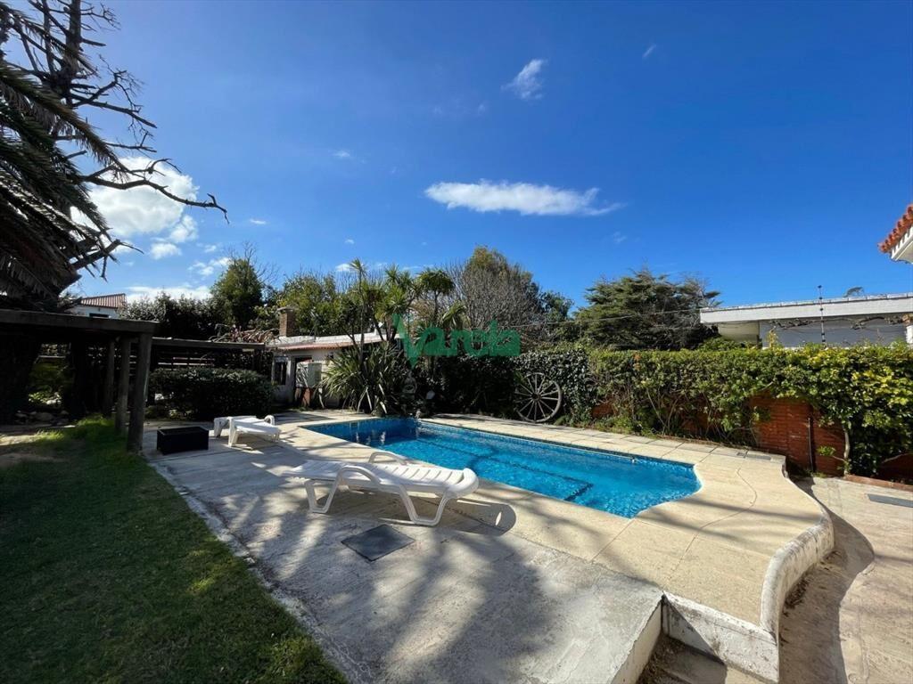 Venta casa en Atlantida, 4 dorm, 3 baños, estufa