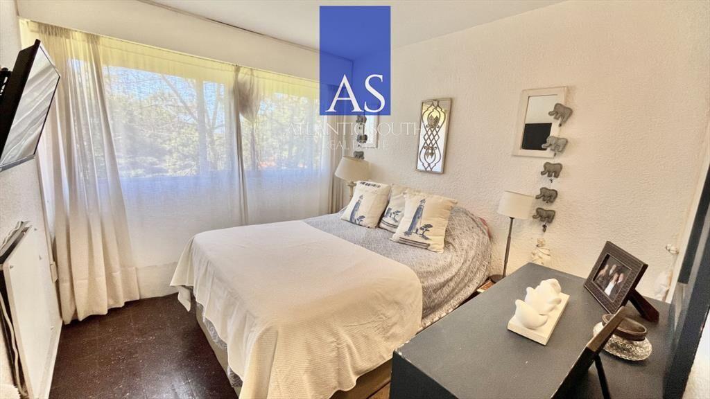 Apartamento de 1 dormitorio con terraza y cochera