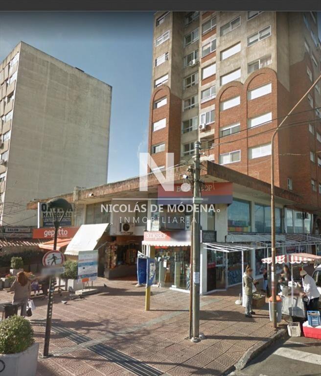 Local en venta galeria centro de Maldonado
