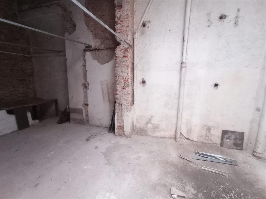 Sarandi y 33, 6 mts de frente , 170 m2 salón   150 sotano