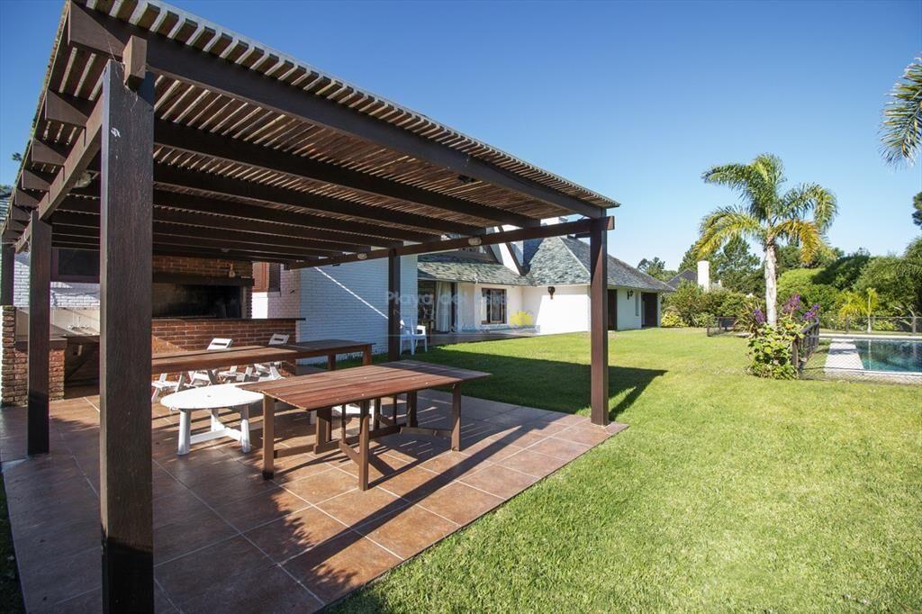 Venta de casa de 4 dormitorios más dependencia y