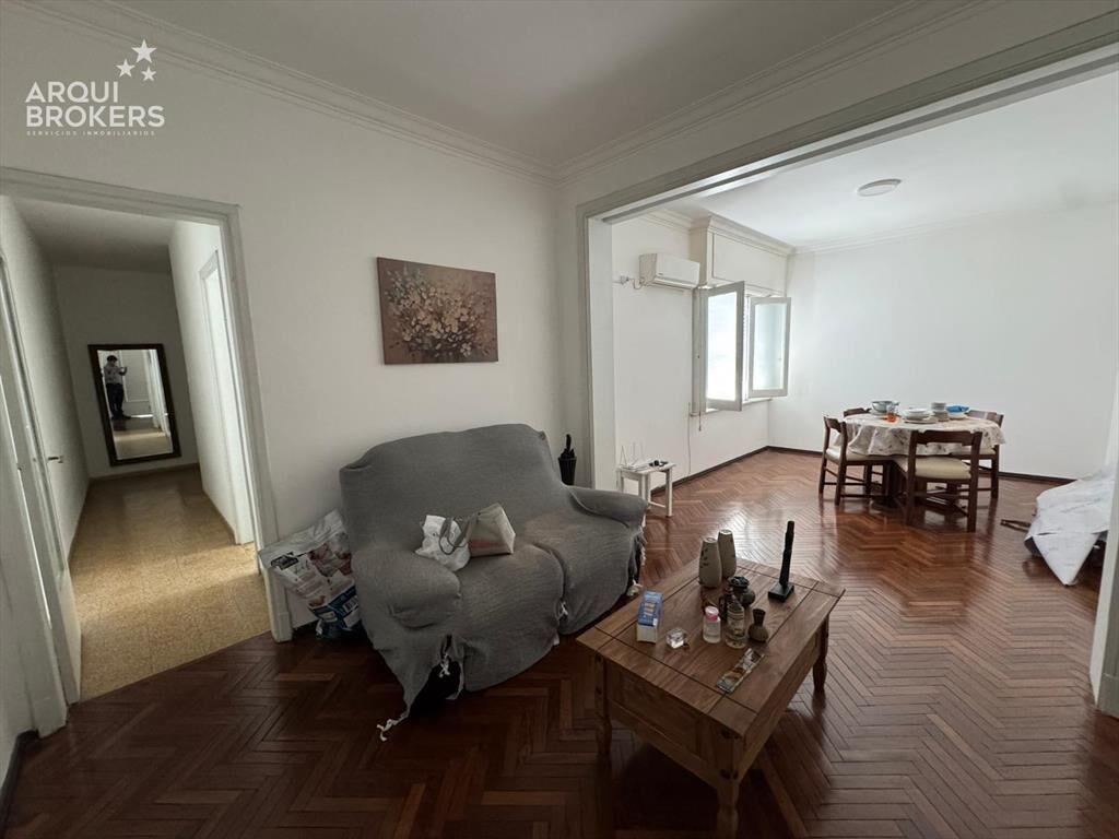 Apartamento de tres dormitorios en venta con renta en Tres