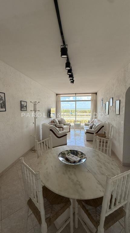 Apartamento de 2 dormitorios y medio en venta en