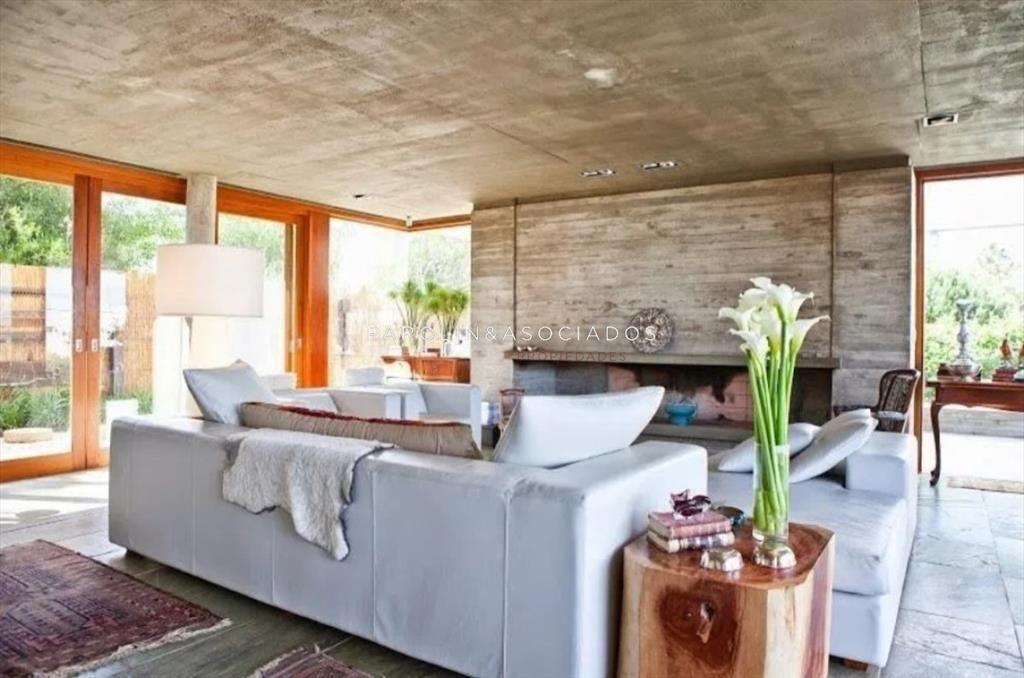 Moderna casa en venta con 3 Suites y piscina en El Chorro,