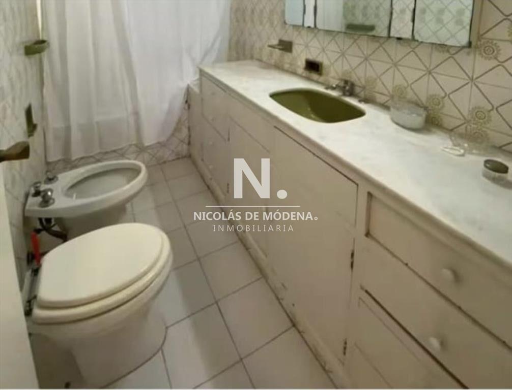 Casa de 3 dormitorios y servicio a la venta en Punta del Es