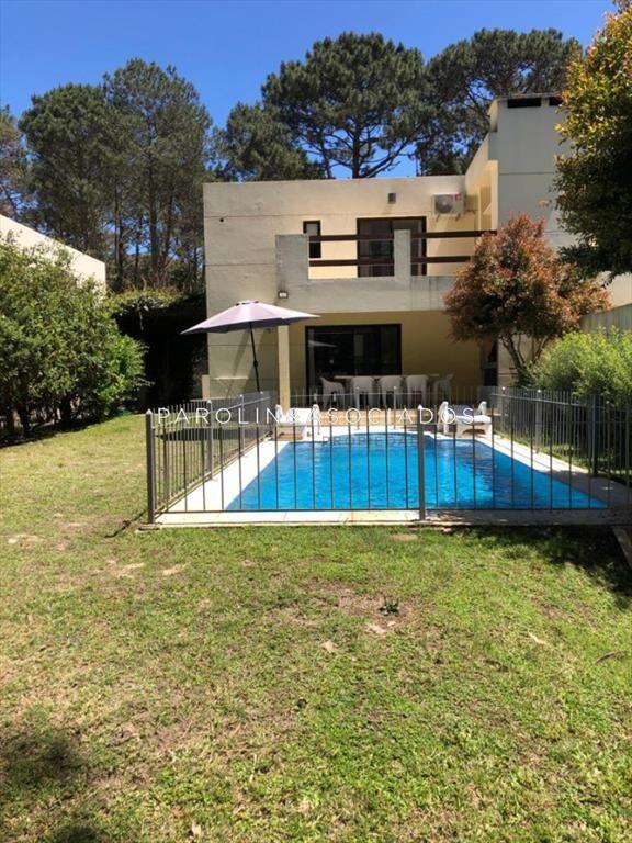 Venta de casa de 4 dormitorios en complejo Punta