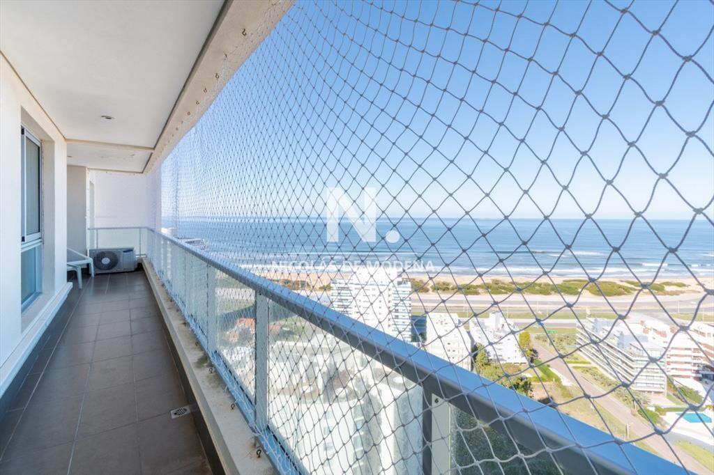 Apartamento de 2 Dormitorios en Playa Brava con Vista al Ma