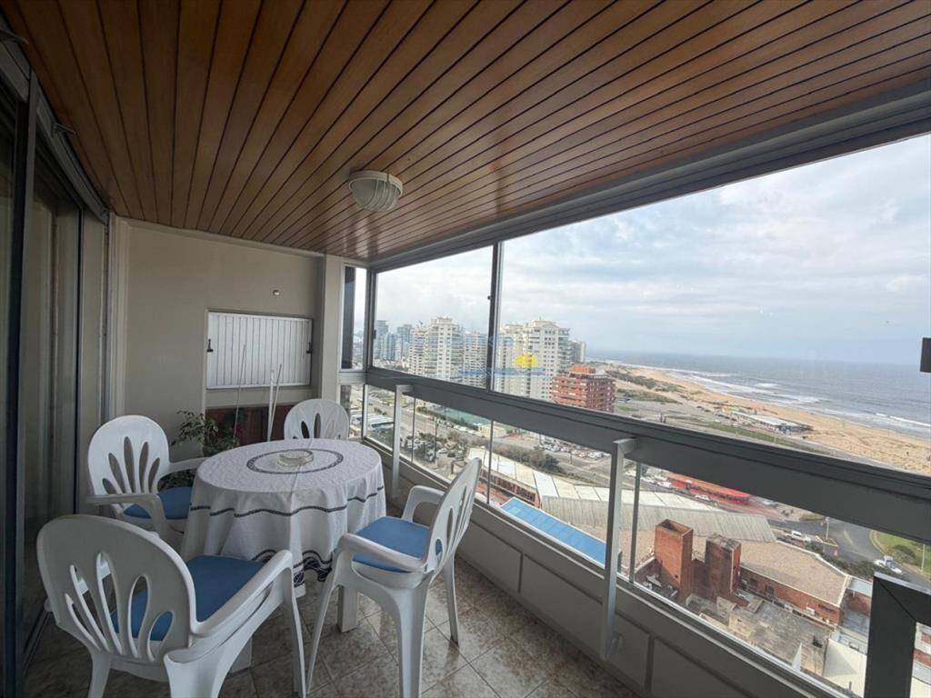 Apartamento de 3 dormitorios y servicio en Venta