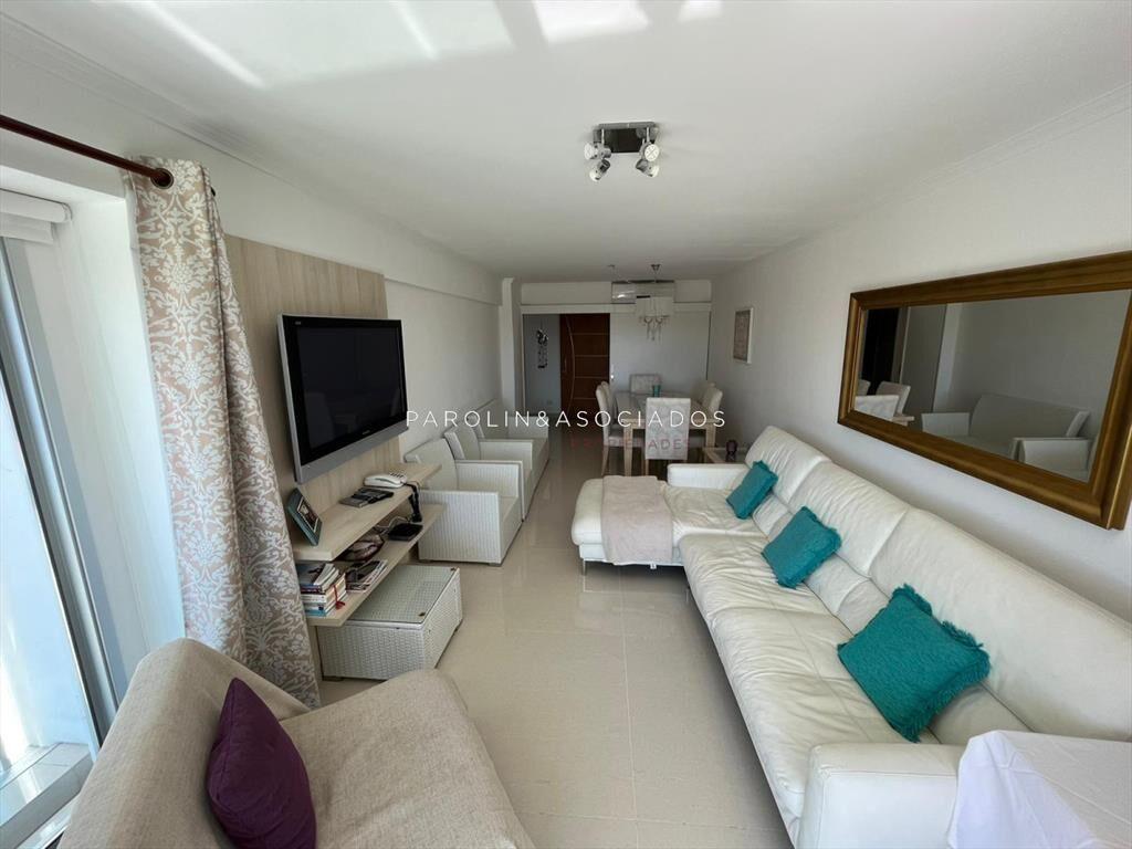 Apartamento de 2 dormitorios en venta en edificio