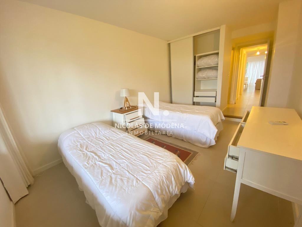 Vende apartamento de 2 Dormitorios en suite, con