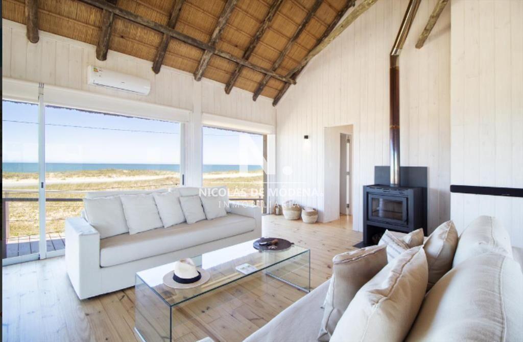 Vende casa con vista al mar de 3 dormitorios en suite, en J