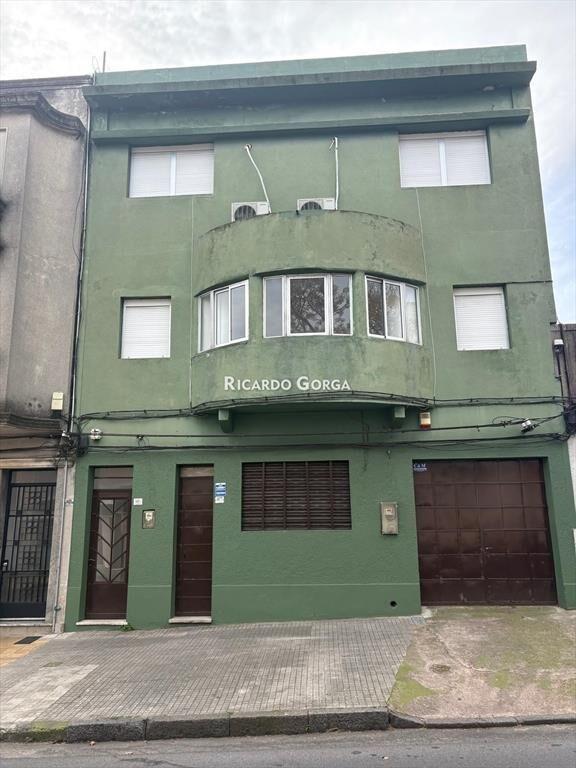 Casa de 4 dormitorios + Local en Venta a metros de Av. M...
