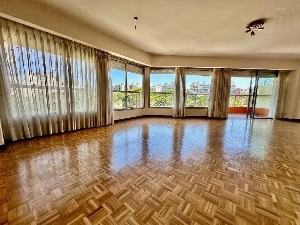 Venta de apartamento de 3 dormitorios y servicio en Villa Bi