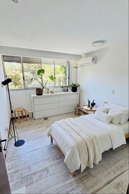 Apartamento tipo casa, 3 dormitorios, 3 baños, serv.completo