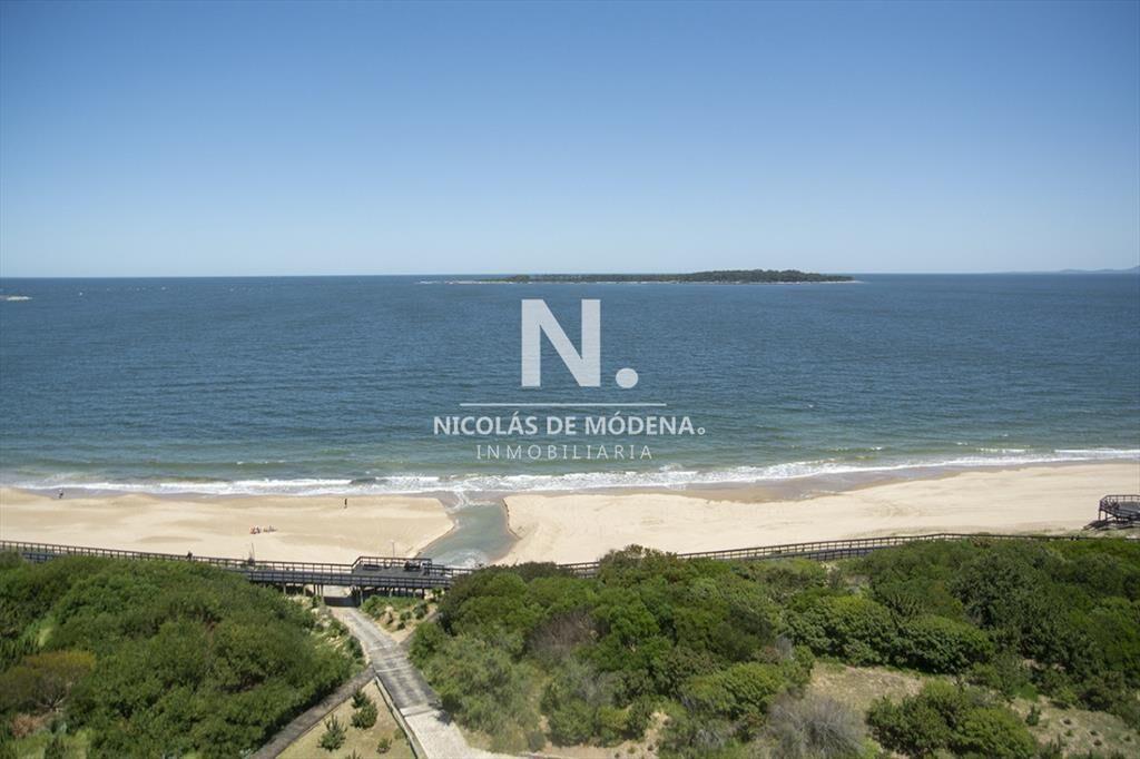 Vende apartamento de 3 dormitorios en Playa Punta