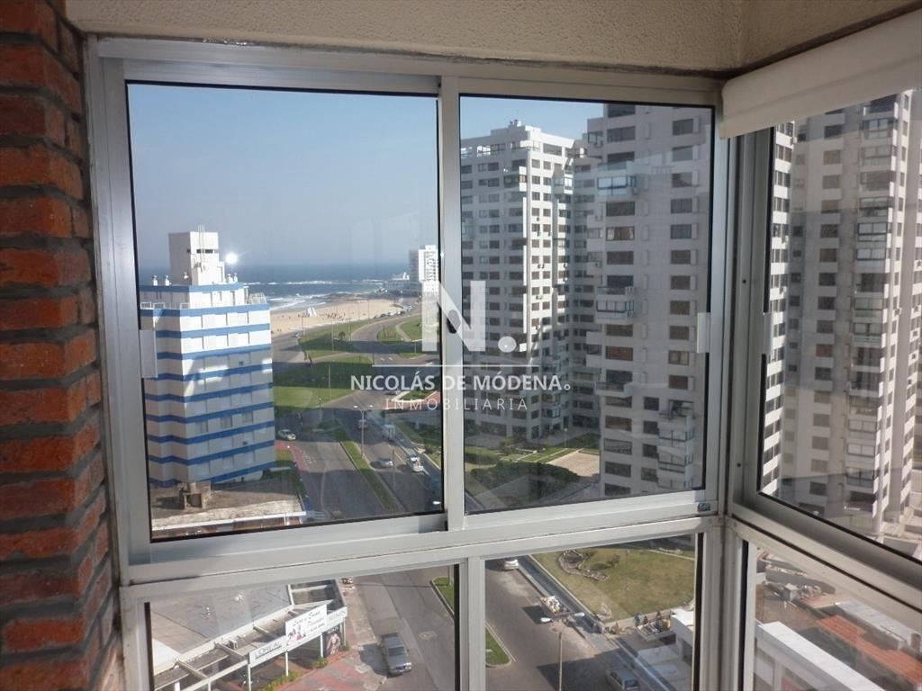 Vende apartamento de 2 dormitorios en Punta del