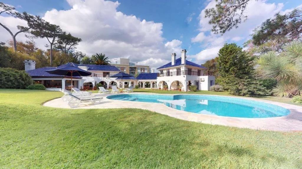 Casa en venta de gran residencia a pasos de la playa Brava