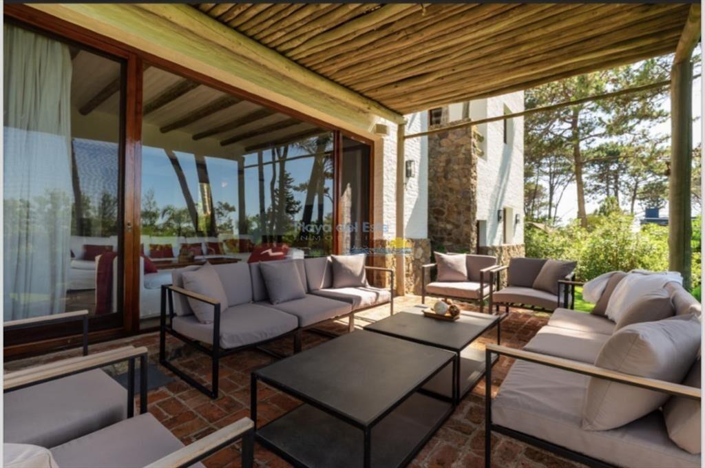 Excelente casa de 5 dormitorios mas dependencia y