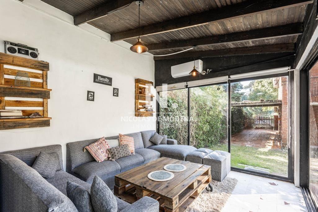 Vende casa de 4 dormitorios en Jardines de