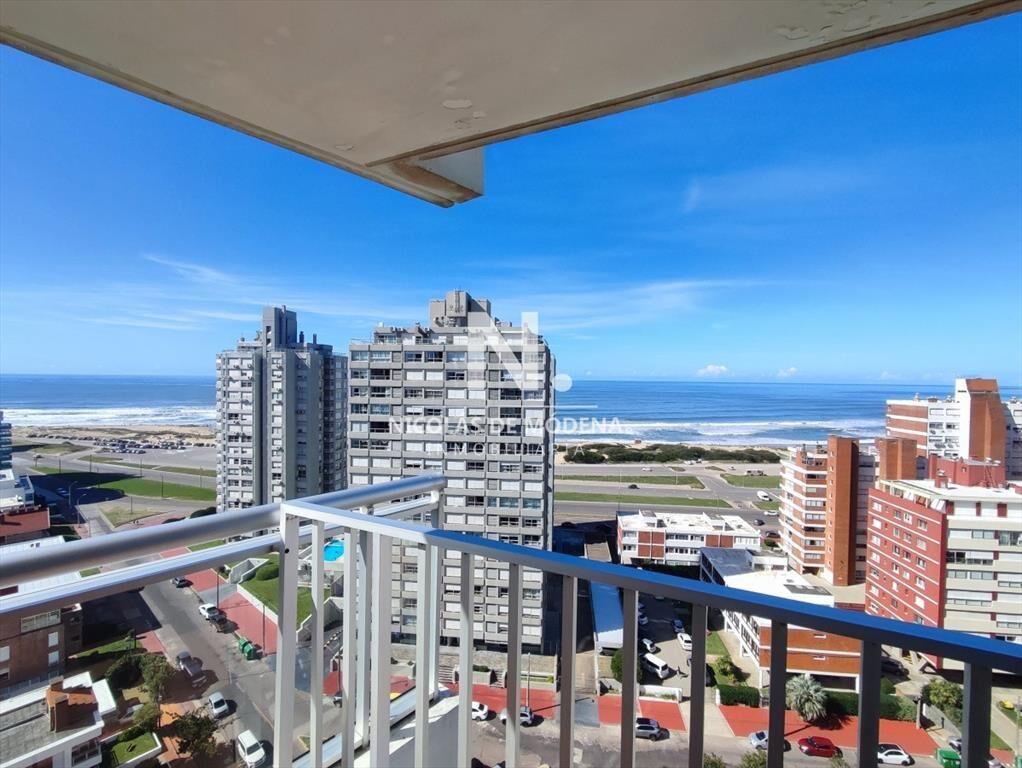 Disfruta la hermosa vista de Playa Brava, de 2 en