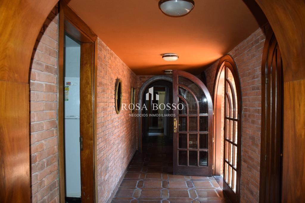 Hermosa propiedad con gran jardin en zona