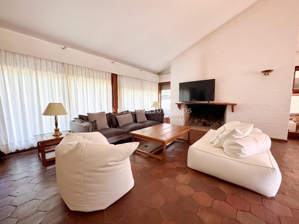 Casa en venta de 4 dormitorios y dependencia de servicio en