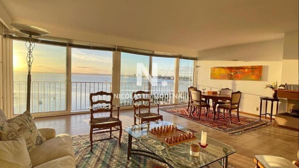 Vende apartamento de 3 dormitorios en Punta del