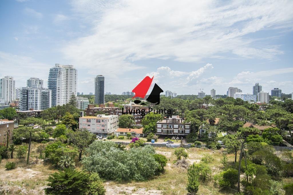 Vende apartamento de 2 dormitorios y medio en del