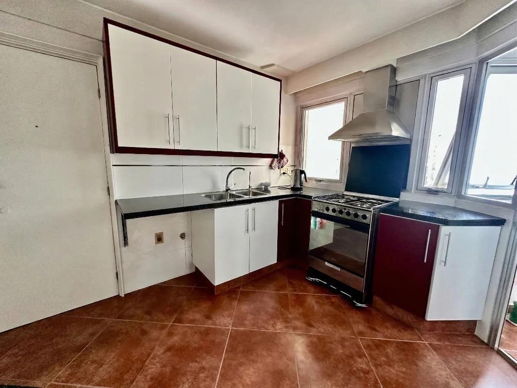 Venta de apartamento de 3 dormitorios y servicio en Villa Bi