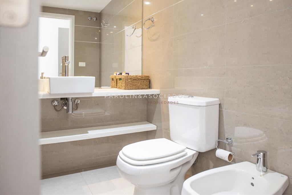 Vende apartamento en Alexander Boulevard de 2 dormitorios.