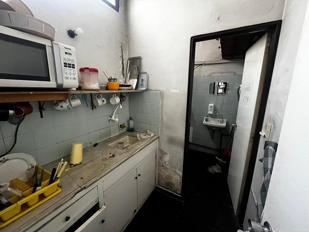 18 de julio frente a IMM, 250 m2 + entrepiso, 10 mts de fre