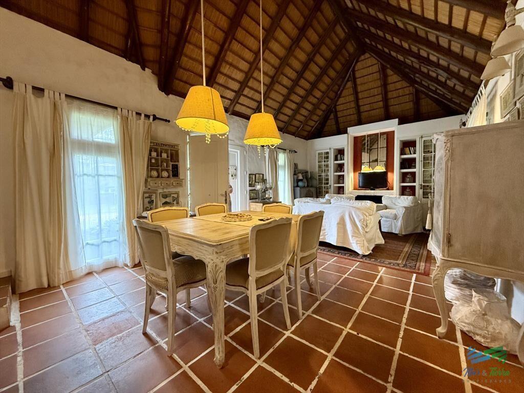 En venta casa 4 dormitorios con piscina en Punta