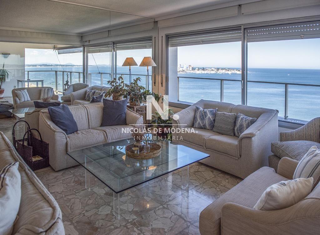 Vende Apartamento de 4 dormitorios en playa de a