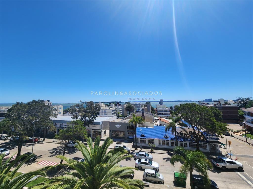 Vende apartamento en Peninsula de 3 dormitorios, a metros d