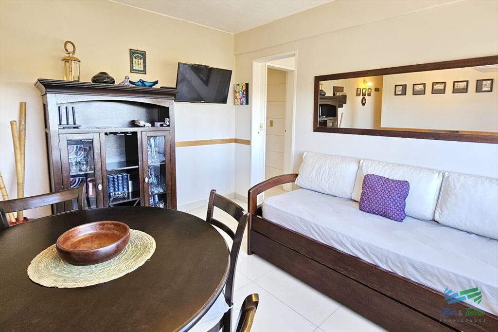 Alquila apartamento 1 dormitorio con cochera techada y serv