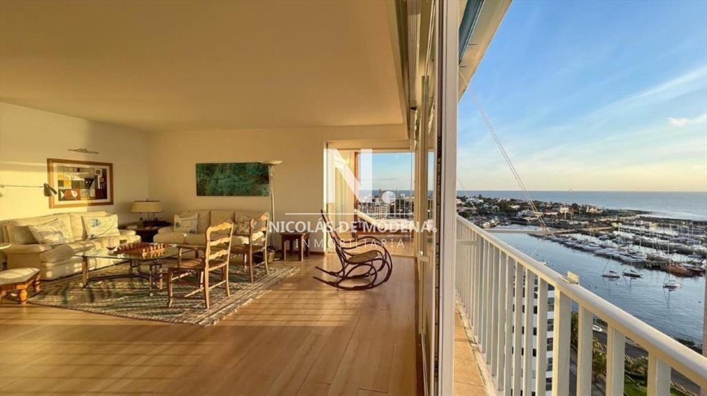Vende apartamento de 3 dormitorios en Punta del