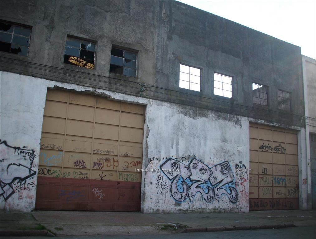 Gran local comercial e industrial, aprox 2000 m2.