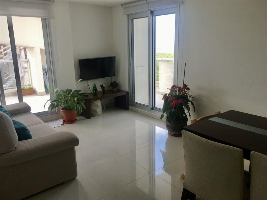 Apartamento con buena terraza, de dos dormitorios y dos baÃ