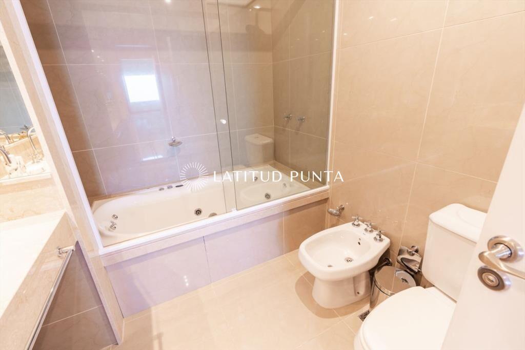 Apartamento en venta Playa Mansa 3 dormitorios