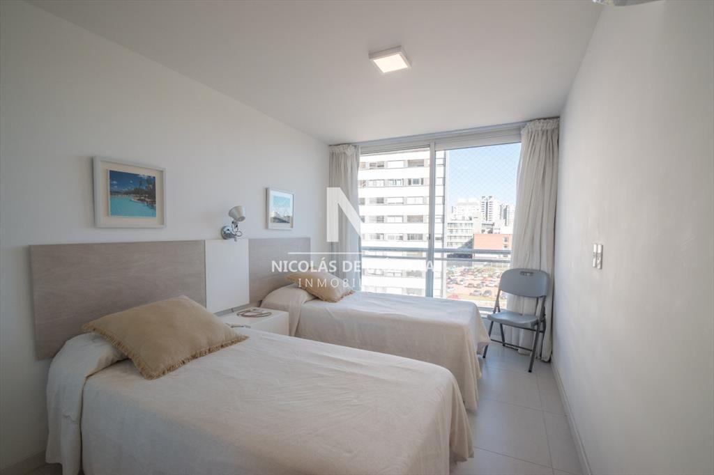 Vende apartamento de 3 dormitorios en Roosevelt,
