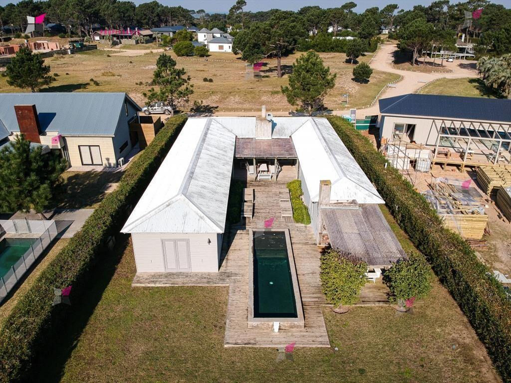 VENTA DE CASA DE 3 DORMITORIOS Y SERVICIO EN DEL