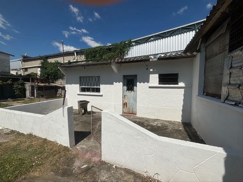 Local tipo galpón, 100 m2 edificados mas casa (Oficina)