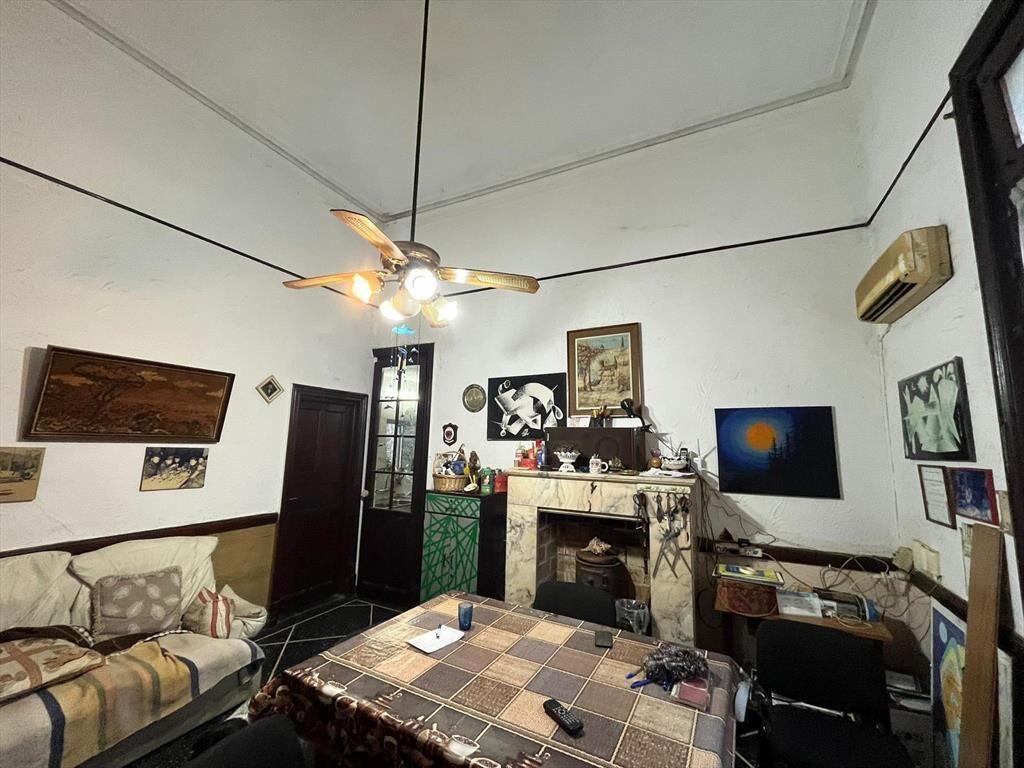 Gran casa de 10 ambientes, 4 baños, gran frente y fondo, es
