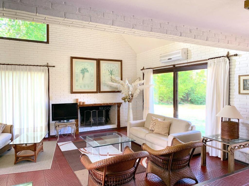 Casa con piscina - en Barrio Lugano