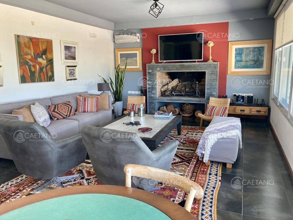 Casa Punta del Este en primera linea de la mansa